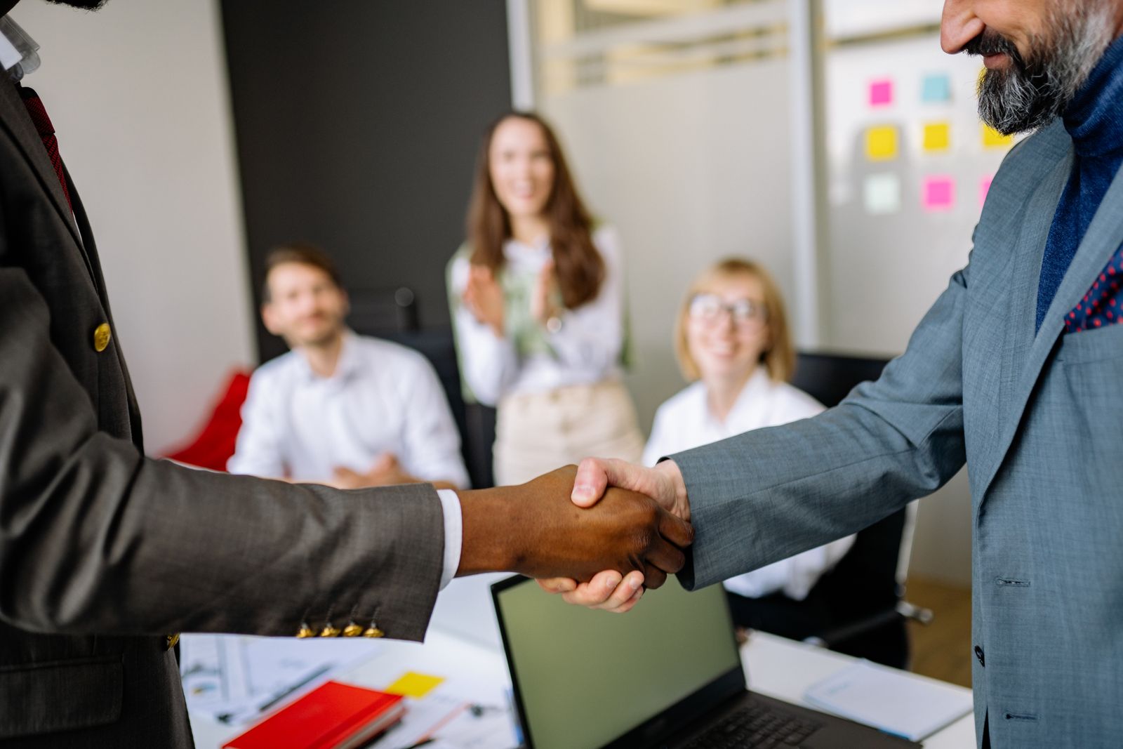 An Arbor accountant shaking hands on an agreed engagement